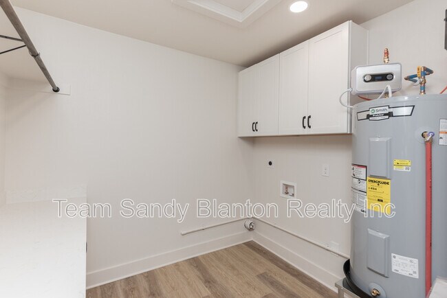 Building Photo - 2540 Hallmark Dr