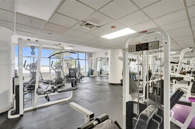 Building Photo - 10350 W Bay Harbor Dr