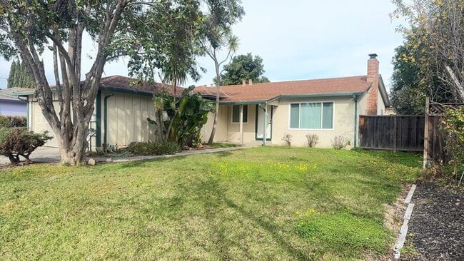 Building Photo - Stunning 4-bedroom, 2-bathroom