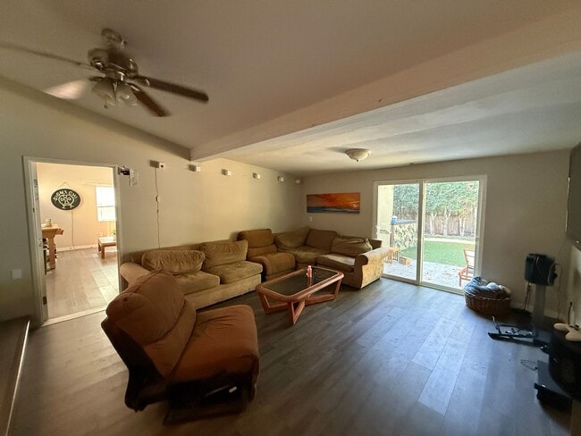 Building Photo - 7BD/4BA w/ Driveway Parking and Backyard!