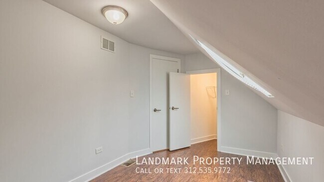 Building Photo - 2833 N Avers Ave