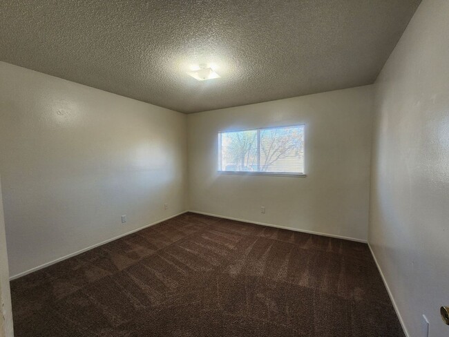 Building Photo - 2 Bedroom 1 Bath Home