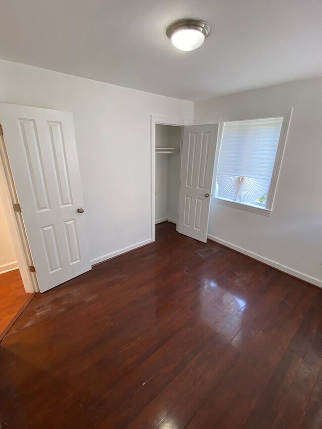 Building Photo - 2bd/1ba garden apartment; 706 sq.ft. $1300 plus util