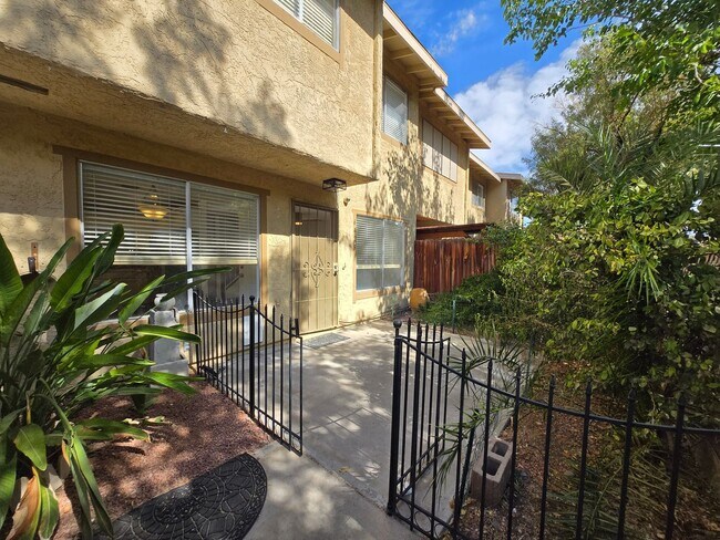 Building Photo - Beautiful townhome