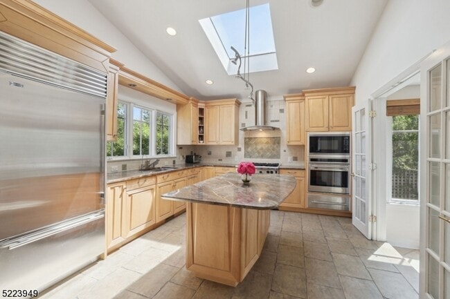 Building Photo - 24 Thackeray Dr