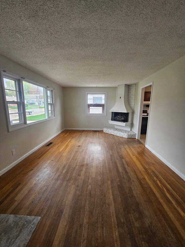 Building Photo - 4 BED | 2 BATH | SINGLE-FAMILY HOME | NORT...