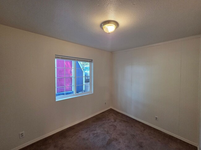Building Photo - 2 Bed 1 Bath on Diamond Lake Secondary Lot