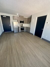 Building Photo - RARE - 2 bed 2 bath in fully renovated com...