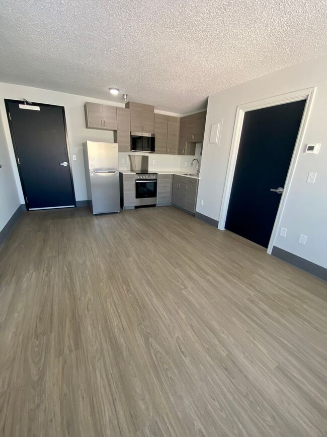 Primary Photo - RARE - 2 bed 2 bath in fully renovated com...