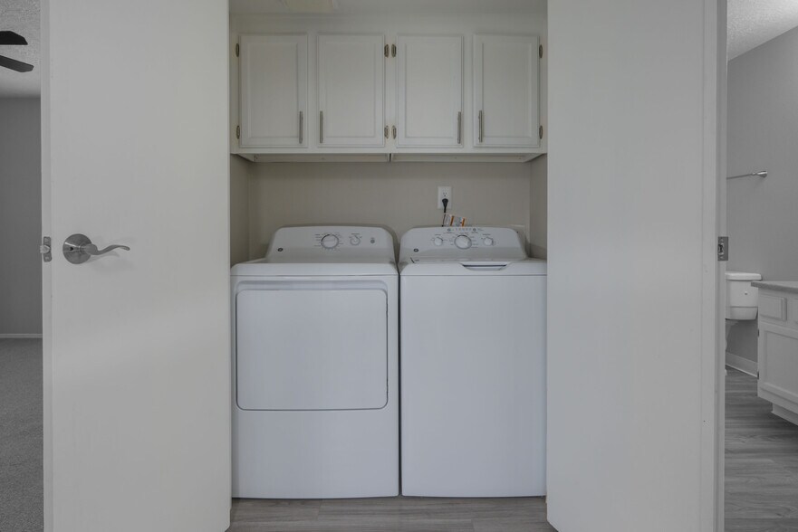 Building Photo - Meadowlark Apartments