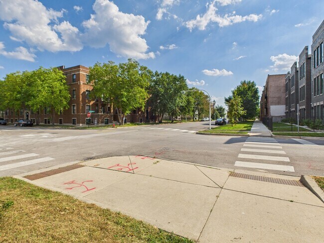 Building Photo - 5003 S Prairie Ave