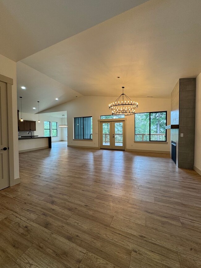 Building Photo - Luxury Rural Home Close to Town for Lease