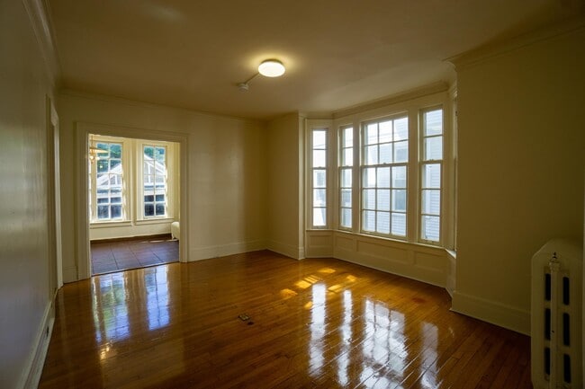 Building Photo - Available 6/1/26 - Spacious Home with Garage