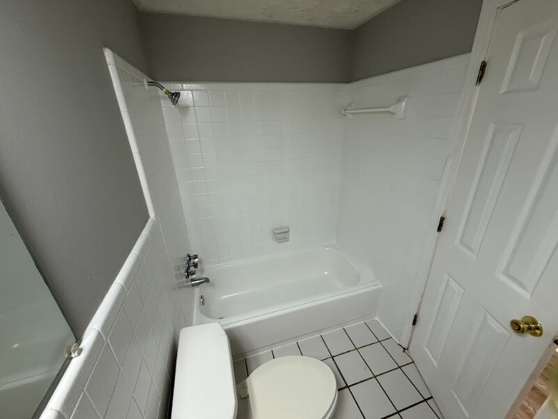 Building Photo - 106 White Oak Dr