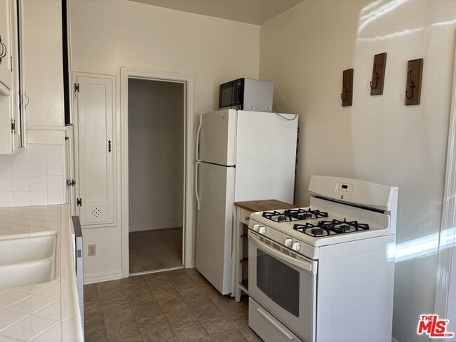 Building Photo - 351 N Gardner St