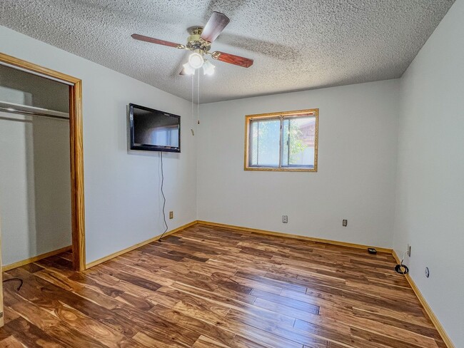Building Photo - Spacious 3 bedroom 2 bath with Solar Panels