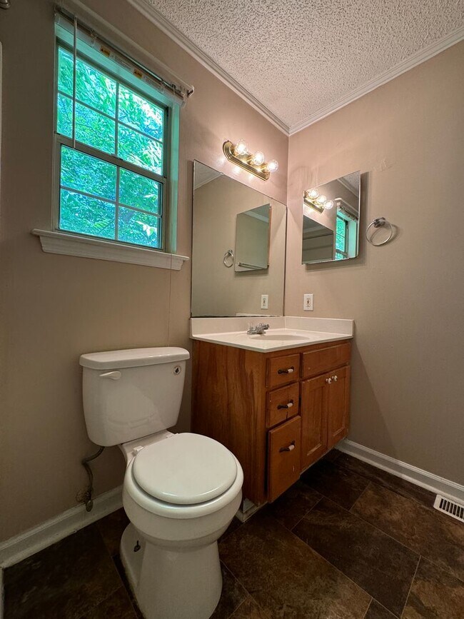 Building Photo - 1620 Hickory Pl