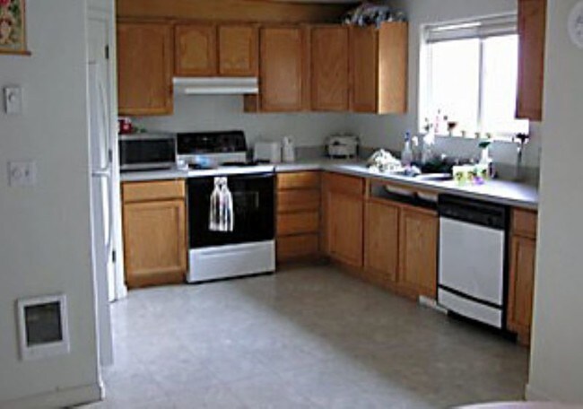 Building Photo - 3 bedroom duplex in East Springfield