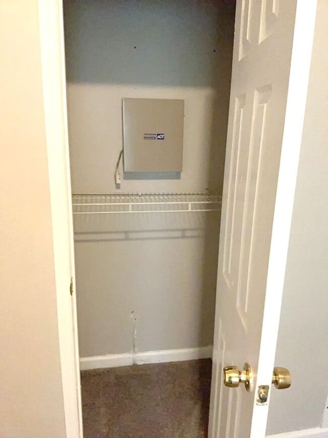 Building Photo - Price Drop Alert!  Fall Rental Specials Available! Neal Avenue Home!  Available Now