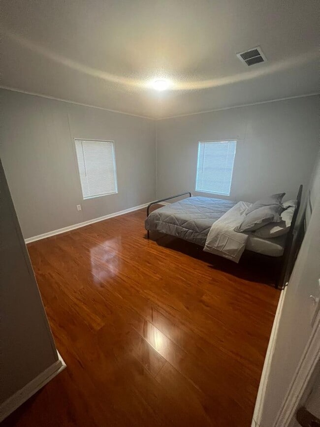 Building Photo - 2003 Burnell St