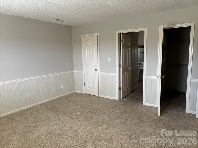 Building Photo - 2417 Lynwood Dr