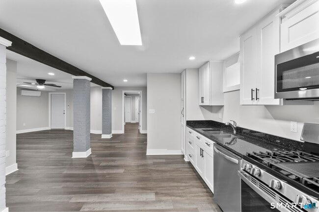 Building Photo - 548 Ferry St