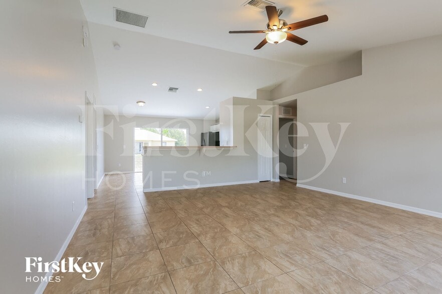 Building Photo - 215 Mossrosse St