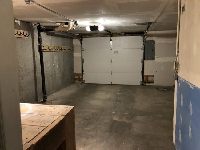 Building Photo - Centrally Located, 2 Bedroom Townhouse w/Garage