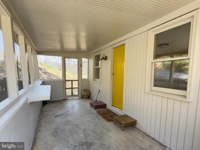 Building Photo - 37905 Snickersville Turnpike