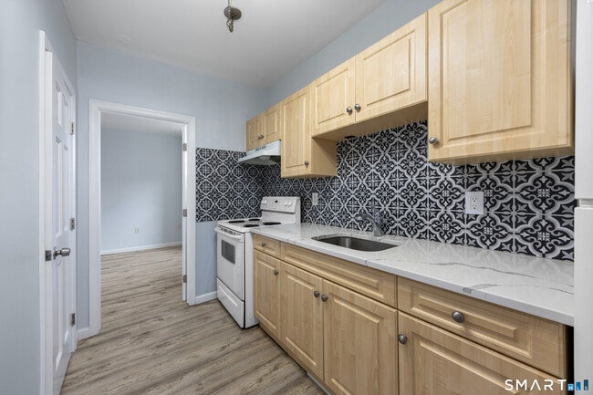 Building Photo - 60 Center St