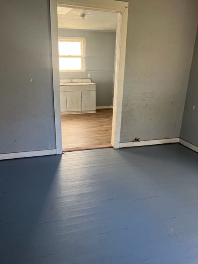 Building Photo - Cute 2 Bedroom House