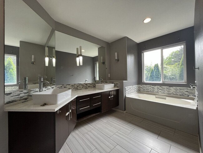 Building Photo - Beautiful 5BD/3BA Home with Soaking Tub, Island Kitchen & Attached 2-Car Garage