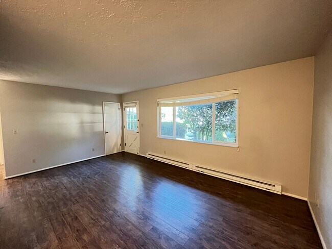 Building Photo - Lovely 2 Bed + 1 Bath Unit in Forest Grove...