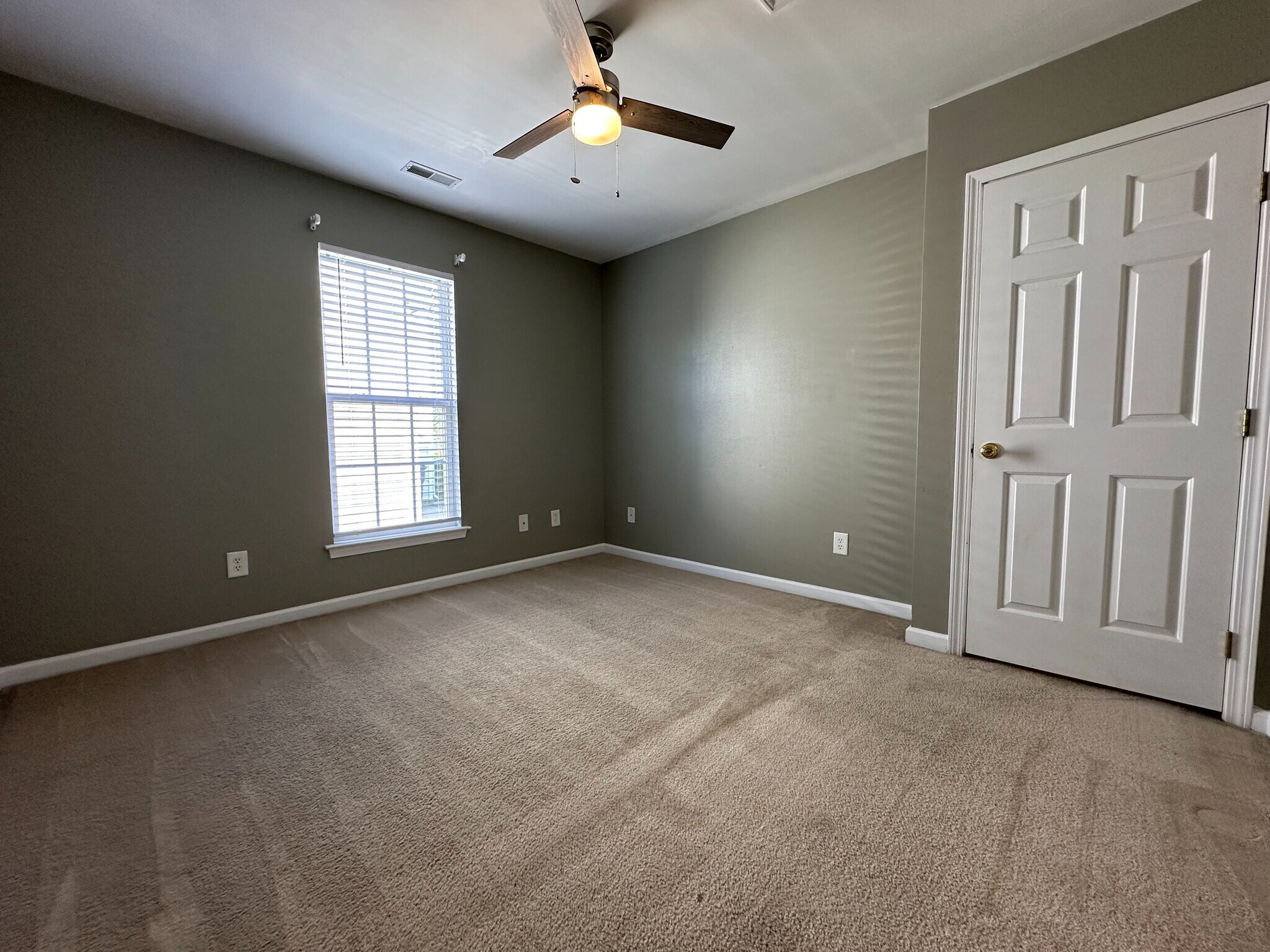 Building Photo - Room in House on Sunburst Ln