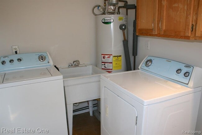 Building Photo - 3268 Troy Ave