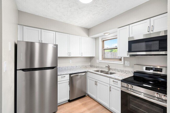 Building Photo - 3500 Warwick Dr