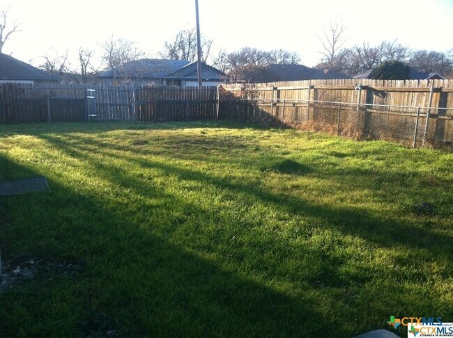 Building Photo - 2301 Timberline Dr