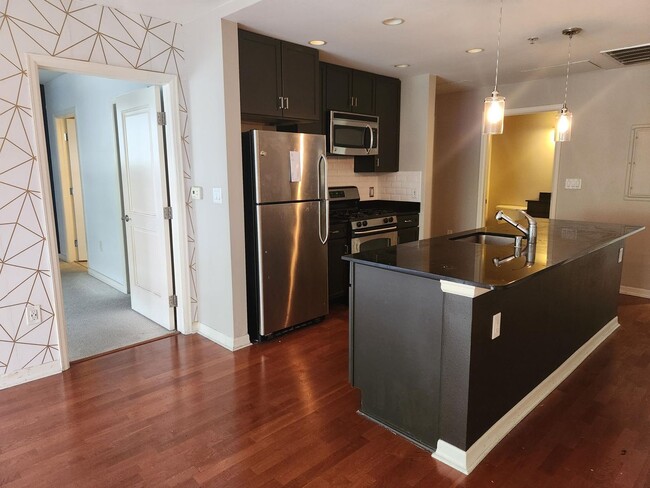 Building Photo - Classy 2 Bedroom 2 Bath Condo In the Heart...