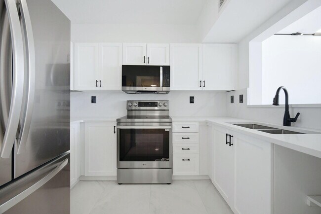 Building Photo - 3020 NE 32nd Ave