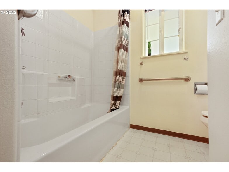 Building Photo - 909 Madrona Ave