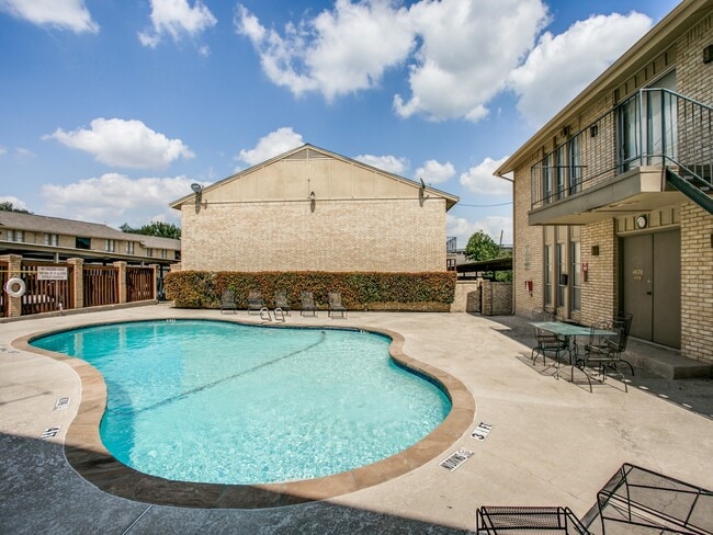 Building Photo - 5833 Sandhurst Ln