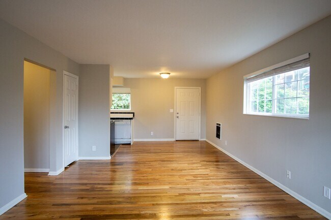 Building Photo - John's Landing Corner 2-Bedroom w/ Hardwoo...