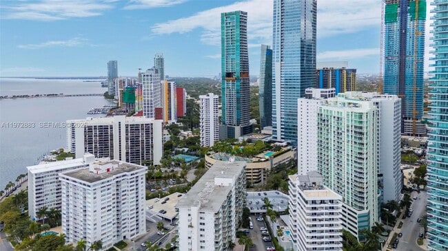 Building Photo - 218 SE 14th St