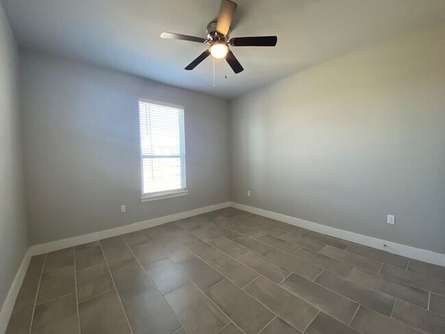 Building Photo - 3806 Negin Dr