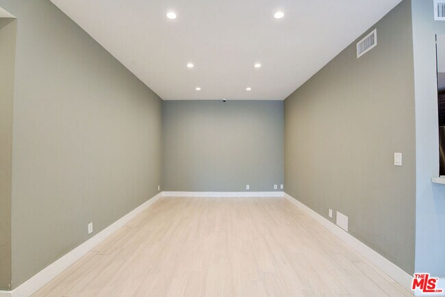 Building Photo - 423 N Palm Dr