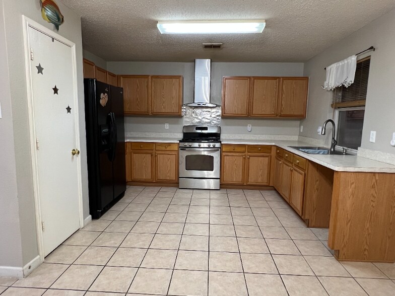 Building Photo - 911 Simi Dr