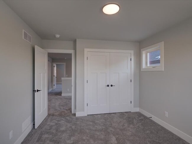 Building Photo - 4880 Romaine Rd