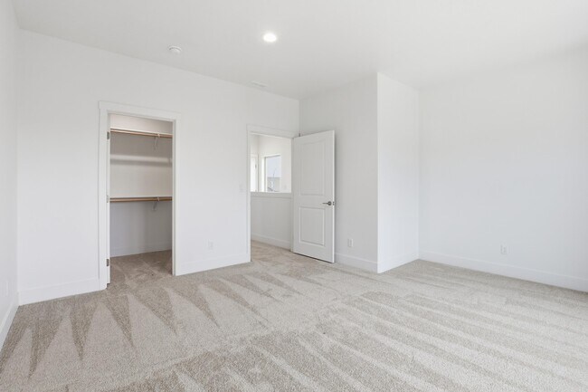 Building Photo - 631 Creative Way