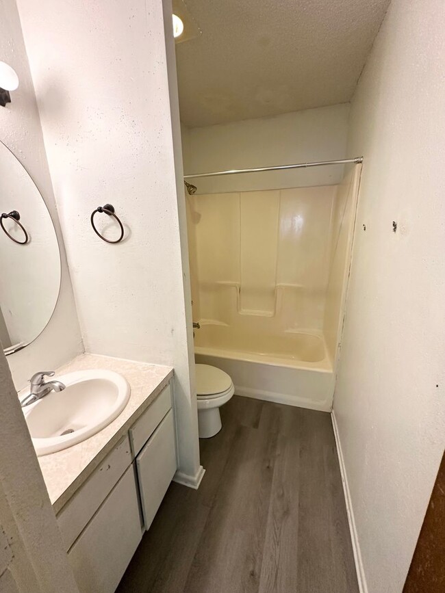 Building Photo - 3 Bed 2 Bath Ready to Rent ASAP