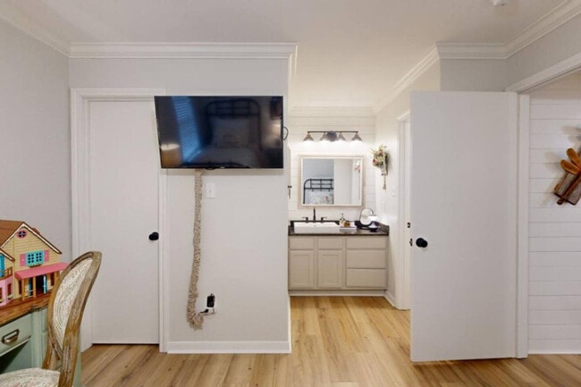 Building Photo - 512 Camp Ct